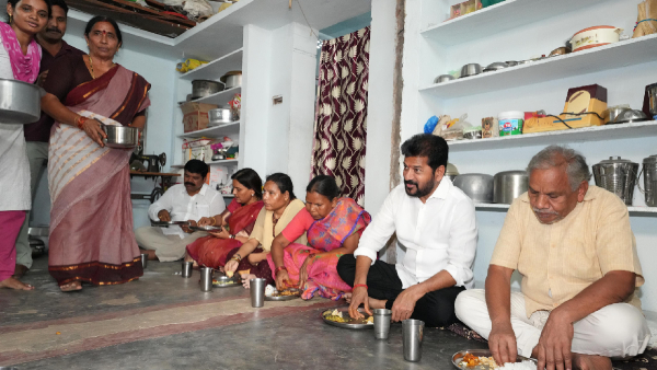 CM Revanth Reddy Shares Lunch With Beneficiary Family Of Fine Rice Scheme