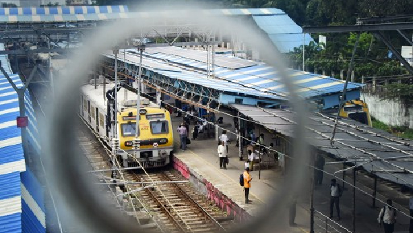 Mumbai Local Train Viral Video