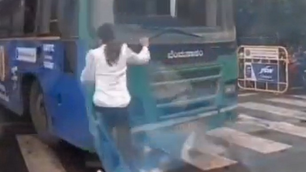 BMTC Bus Driver Tries To Run Over Woman