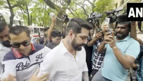 Hindustani Bhau Seen Mourning At Hospital Following Shefali Jariwala s Shocking Death