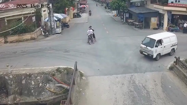 Kamal Haasan Saved Kannadigas Netizen Reviews Thug Life With Hilarious Viral Accident Video
