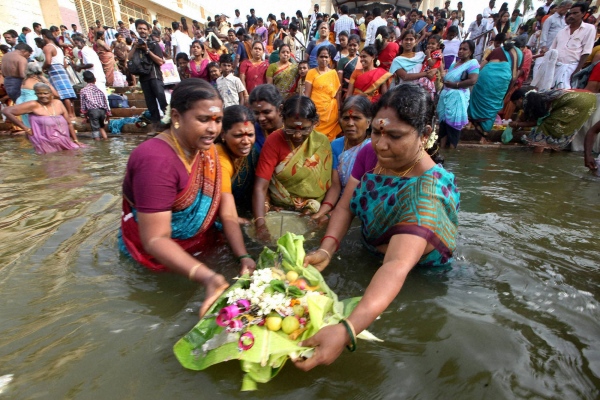 Women pray on the banks of the Cauvery on the Aadi Perukku day in Thiruvaiyaru in Thanjavur district