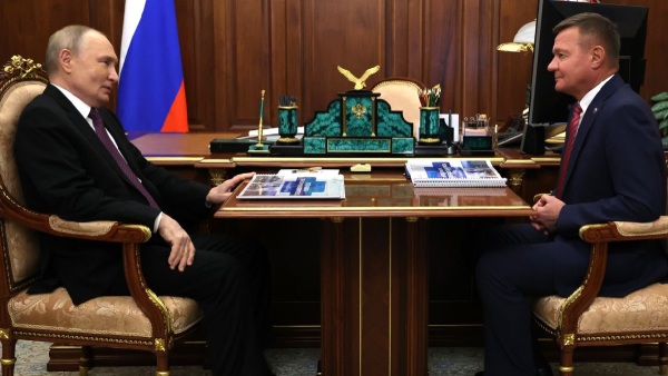 Russian President Vladimir Putin with Ex-Minister Roman Starovoyt Russian President Vladimir Putin with Ex-Minister Roman Starovoyt