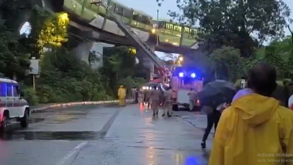 Mumbai Monorail Breaks Down