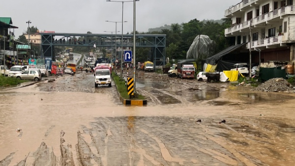 Chandigarh-Manali Highway Shut For 3 Days Hundreds Of Trucks Stranded In Mandi Chandigarh-Manali Highway Shut For 3 Days Hundreds Of Trucks Stranded In Mandi