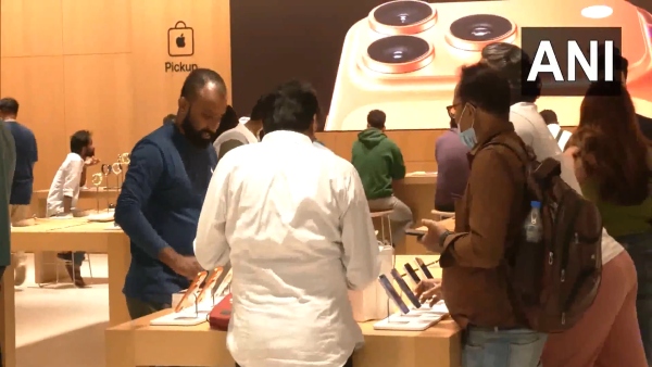 iPhone 17 Sale Begins in India Bengaluru s Apple Store at Phoenix Mall of Asia Swamped with Customers iPhone 17 Sale Begins in India Bengaluru s Apple Store at Phoenix Mall of Asia Swamped with Customers