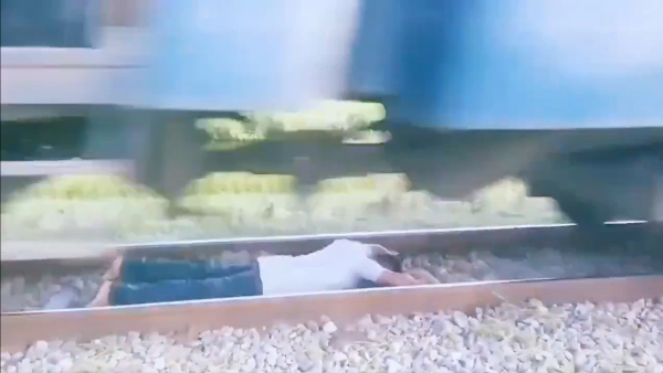 Viral Video Shows Man Lying on Railway Tracks as Train Passes Over Him Sparks Outrage