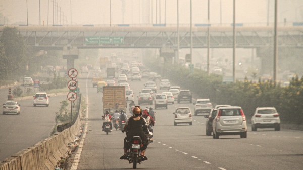 Delhi Chokes Under Severe Air Pollution as Dense Fog Hits Visibility Flights Affected Delhi Chokes Under Severe Air Pollution as Dense Fog Hits Visibility Flights Affected