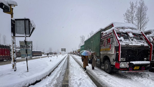 BRO Rescues 40 Stranded Soldiers 20 Civilians From Snowbound Stretch In J-K s Doda BRO Rescues 40 Stranded Soldiers 20 Civilians From Snowbound Stretch In J-K s Doda