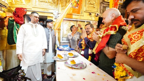 Arvind Kejriwal Manish Sisodia at Hanuman Temple Arvind Kejriwal Manish Sisodia at Hanuman Temple