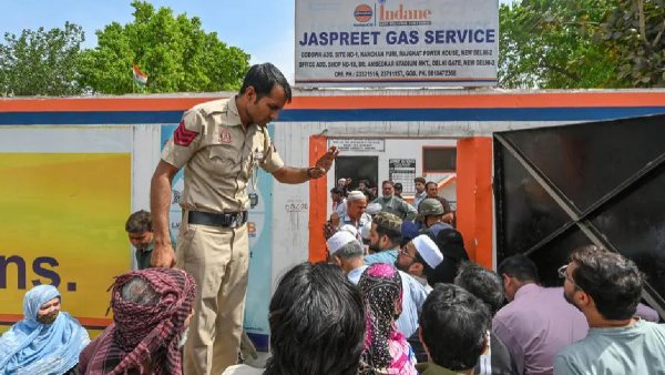 Delhi Police manages crowd at LPG Centers Delhi Police manages crowd at LPG Centers