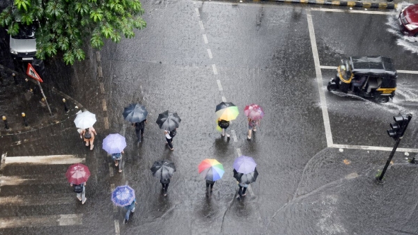 Karnataka Yellow Alert Bengaluru Not In Rain Zone IMD Warns Of Thunderstorms In 14 Dists In Next 24 Hours
