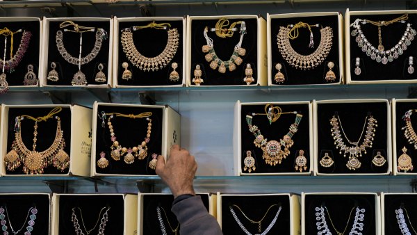 Chennai Gold Rates On April 28 22K Know Which Jewellery Shop Offers Gold At Cheaper Price Today