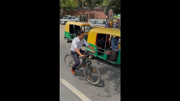 纳伦德拉·亚达夫 (Narendra Yadav) 骑自行车促进健康和绿色印度