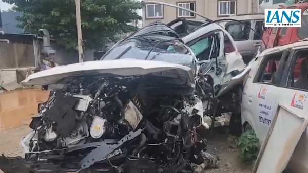 Bengaluru Chennai Expressway Woman Killed After Car Crashes Into Divider Near Hoskote Bengaluru Chennai Expressway Woman Killed After Car Crashes Into Divider Near Hoskote