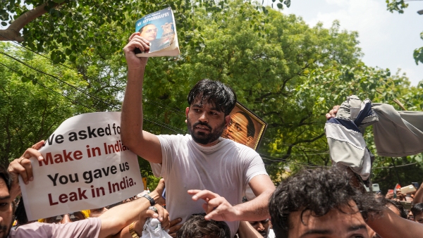 No Buses No Political Machinery Cockroach Janta Party Protesters Appear to Be Self-Mobilising