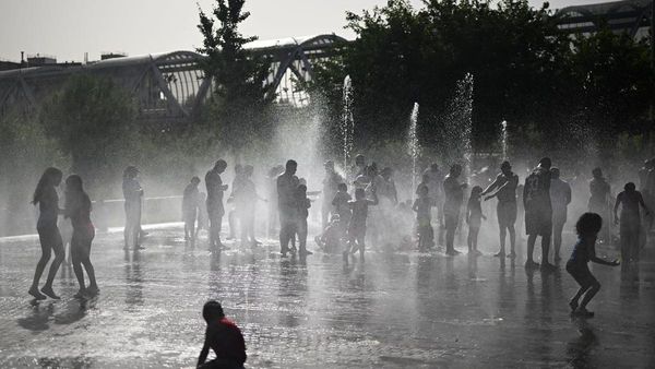 People seeking shade during heatwave in Europe