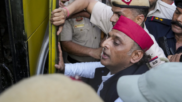 Akhilesh Yadav detained in protest Akhilesh Yadav detained in protest