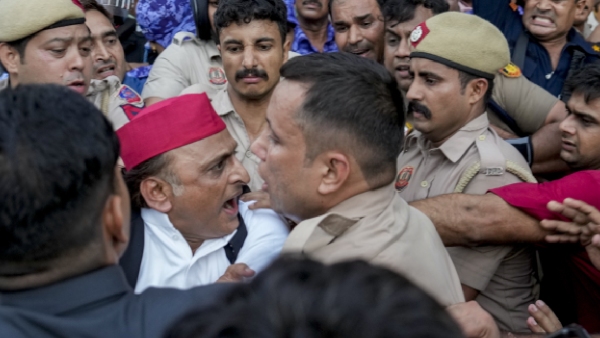 Akhilesh Yadav led the protest Akhilesh Yadav led the protest