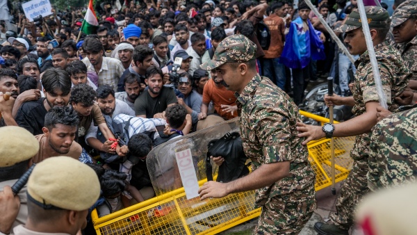 CJP s Chalo Sansad March Police Lathicharge Protesters Mobile Internet Suspended In Parts Of Delhi CJP s Chalo Sansad March Police Lathicharge Protesters Mobile Internet Suspended In Parts Of Delhi