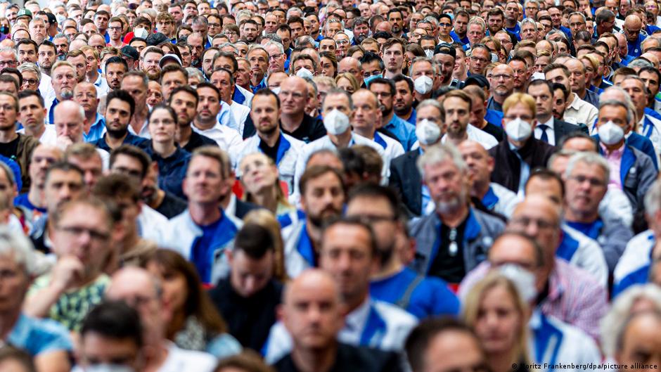 VW has 60 more employees than Toyota which makes the same number of cars VW has 60 more employees than Toyota which makes the same number of cars