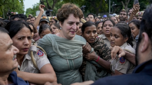 Priyana Gandhi confrontation in Protest Priyana Gandhi confrontation in Protest