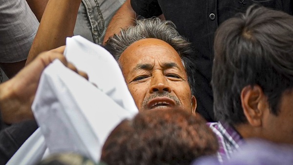 AAP Slams Delhi Police for Shifting Wangchuk to Hospital Using Force on Protesters AAP Slams Delhi Police for Shifting Wangchuk to Hospital Using Force on Protesters
