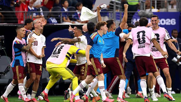 Spain team celebrating win against France