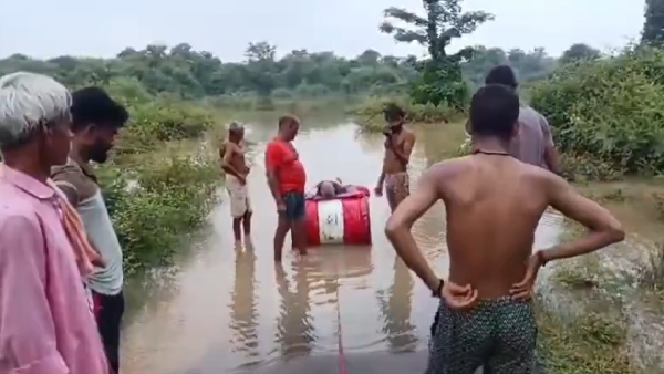 Rewa Flood Body Floating on Drum Rewa Flood Body Floating on Drum