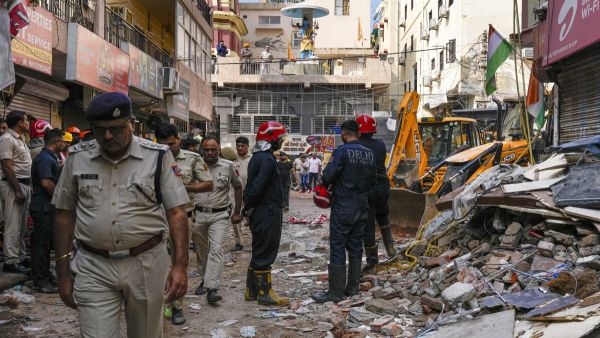 Collapsed building in Delhi Women students were forced to leave the house at midnight due to safety concerns near Satya Niketan