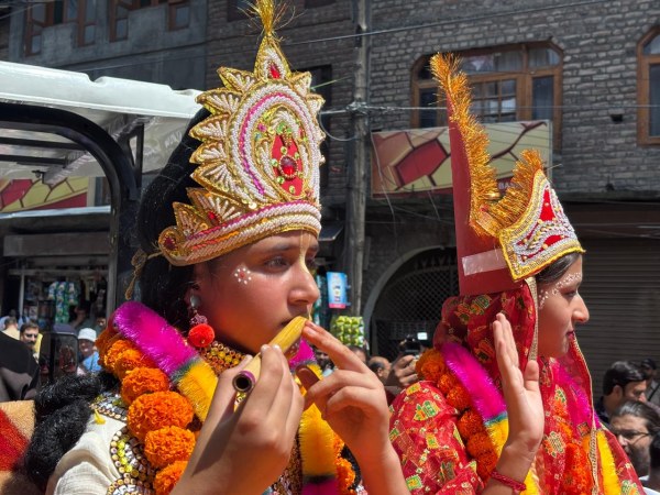 Janmashtami In Kashmir Traditional Kashmiri Pandit Procession Passes Through Srinagar Amid Security Janmashtami In Kashmir Traditional Kashmiri Pandit Procession Passes Through Srinagar Amid Security