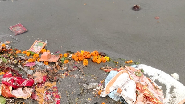 The unclean Yamuna river The unclean Yamuna river