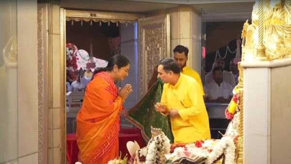 Rekha Gupta Offers Prayers at Jhandewalan Temple Rekha Gupta Offers Prayers at Jhandewalan Temple