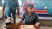 ಆಕ್ಸಿಜನ್ ಸಿಲಿಂಡರ್ ನೆರವಿನಿಂದ ಎಸ್‌ಎಸ್‌ಎಲ್‌ಸಿ ಪರೀಕ್ಷೆ ಬರೆದ ವಿದ್ಯಾರ್ಥಿ: ಸಲಾಂ ಎಂದ ದೇಶದ ಜನತೆ         