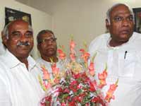 Vishwanath greets Kharge after later gets call from Manmohan