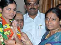 Shantha welcomes Nagarathnamma Shantha welcomes Nagarathnamma