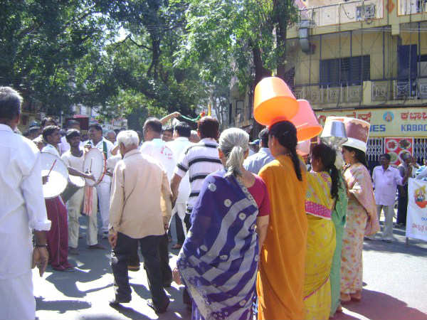 ಬೀದಿಬೀದಿಗಳಲ್ಲಿ ಕಾವೇರಿಗಾಗಿ ಎದ್ದ ಕೂಗು