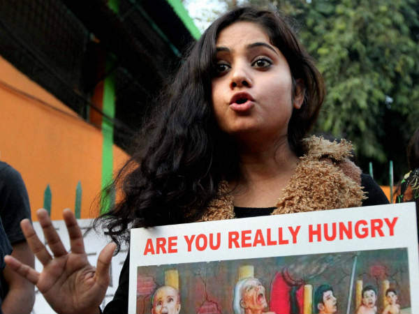 ಯುವತಿಯರ ಜೊತೆ ಪೊಲೀಸ್ ಅನುಚಿತ ವರ್ತನೆ?