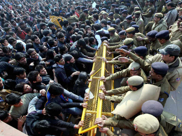 ಬಸ್ಸುಗಳಿಗೆ ಕಲ್ಲು, ಬಸ್ ಮೇಲೇರಿದ ಯುವಕರು