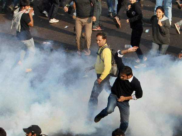 ಪ್ರತಿಭಟನಾಕಾರರ ಮೇಲೆ ಅಶ್ರುವಾಯು, ಲಾಠಿ