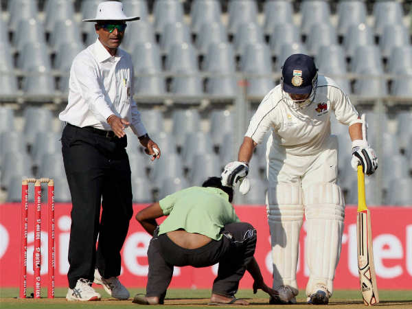 'ದೇವರಿಗೆ' ನಮಸ್ಕರಿಸುತ್ತಿರುವ 'ಭಕ್ತ' 'ದೇವರಿಗೆ' ನಮಸ್ಕರಿಸುತ್ತಿರುವ 'ಭಕ್ತ'