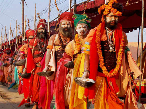 ಭಿಕ್ಷಾಟನೆಗೆ ಹೊರಟ ಸಾಧುಗಳು