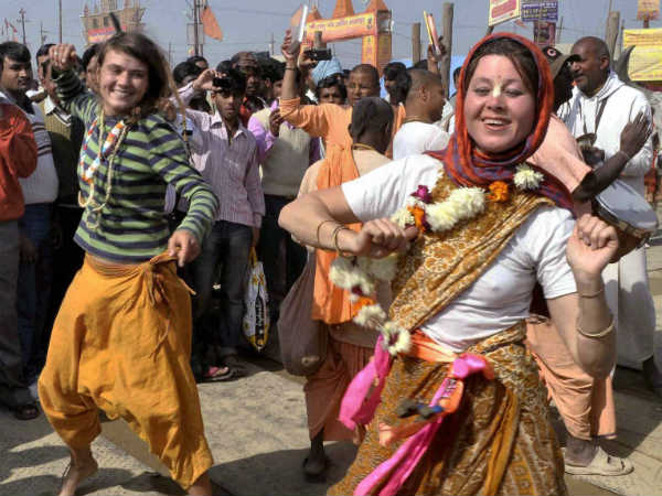 ವಿದೇಶಿ ಮಹಿಳೆಯರ ಭರ್ಜರಿ ನರ್ತನ