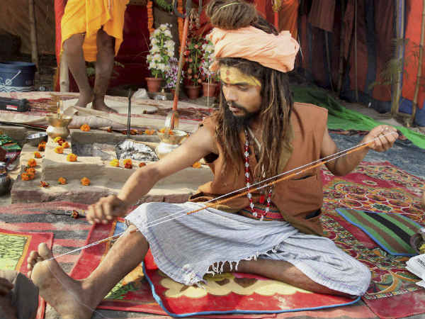 ರುದ್ರಾಕ್ಷಿ ತಯಾರಿಸುತ್ತಿರುವ ಸಾಧು