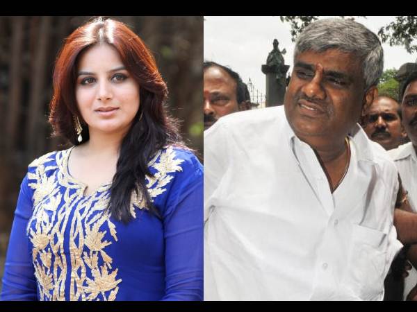 ಪೂಜಾ ಗಾಂಧಿ ಪೂಜೆಗೆ ಯಡಿಯೂರಪ್ಪ (18.12.2012)