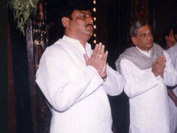 ಭಾರಿ ಭೂ ಹಗರಣದಲ್ಲಿ ಕಾಂಗ್ರೆಸ್ಸಿಗರು ಭಾರಿ ಭೂ ಹಗರಣದಲ್ಲಿ ಕಾಂಗ್ರೆಸ್ಸಿಗರು