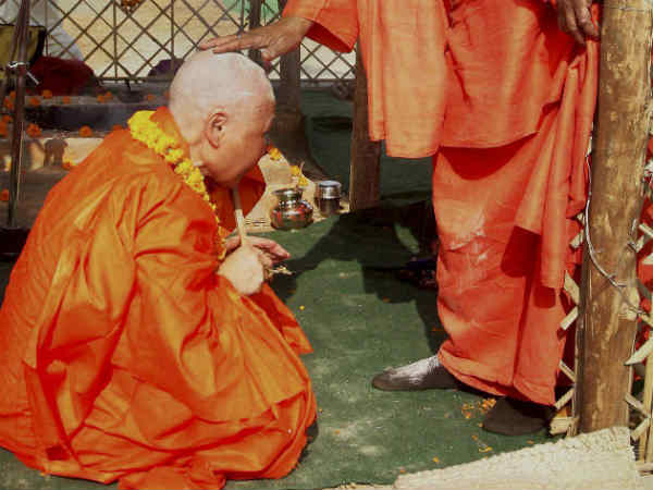 ನಾಗಾ ಸಾಧುಗಳು, ಭಕ್ತಾದಿಗಳ ಆಚರಣೆಗಳು ನಾಗಾ ಸಾಧುಗಳು, ಭಕ್ತಾದಿಗಳ ಆಚರಣೆಗಳು