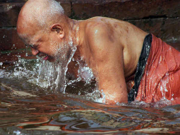 ಕುಂಭಮೇಳ: ನಿರ್ಬಂಧ ಮೀರಿ ನುಗ್ಗುವ ವಿಐಪಿಗಳು ಕುಂಭಮೇಳ: ನಿರ್ಬಂಧ ಮೀರಿ ನುಗ್ಗುವ ವಿಐಪಿಗಳು