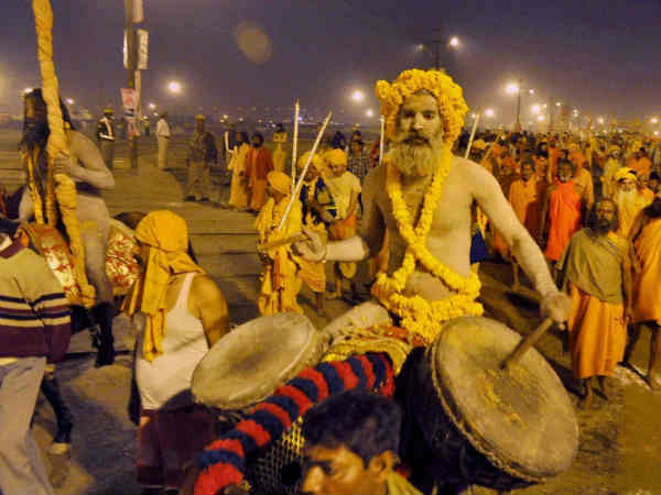 ಕುಂಭಮೇಳ: ನಿರ್ಬಂಧ ಮೀರಿ ನುಗ್ಗುವ ವಿಐಪಿಗಳು ಕುಂಭಮೇಳ: ನಿರ್ಬಂಧ ಮೀರಿ ನುಗ್ಗುವ ವಿಐಪಿಗಳು