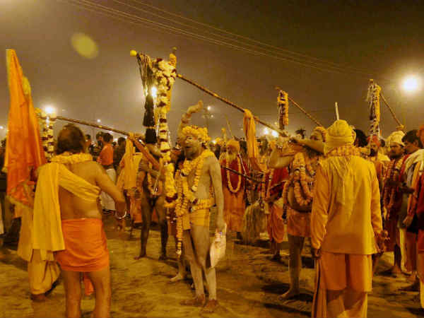 ಕುಂಭಮೇಳ: ನಿರ್ಬಂಧ ಮೀರಿ ನುಗ್ಗುವ ವಿಐಪಿಗಳು ಕುಂಭಮೇಳ: ನಿರ್ಬಂಧ ಮೀರಿ ನುಗ್ಗುವ ವಿಐಪಿಗಳು